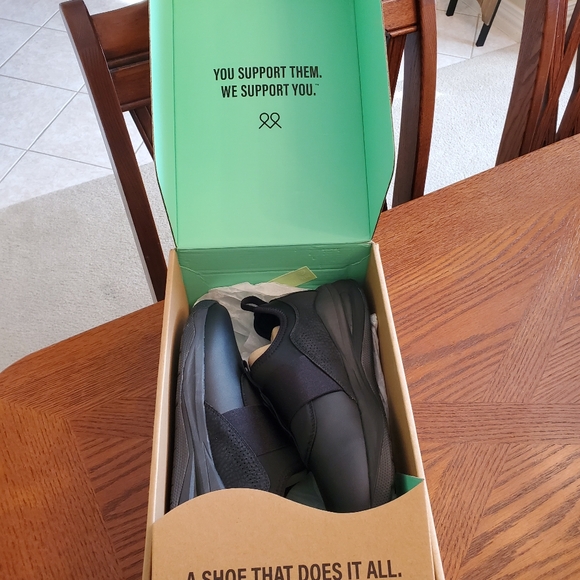 NWOT Clove Solo Sneakers - Picture 13 of 14